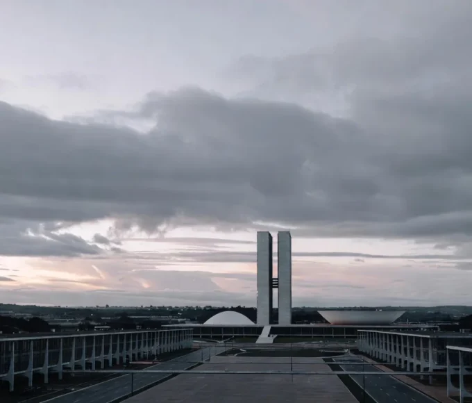 Arquitetura modernista do Plano Piloto de Brasília ao amanhecer
