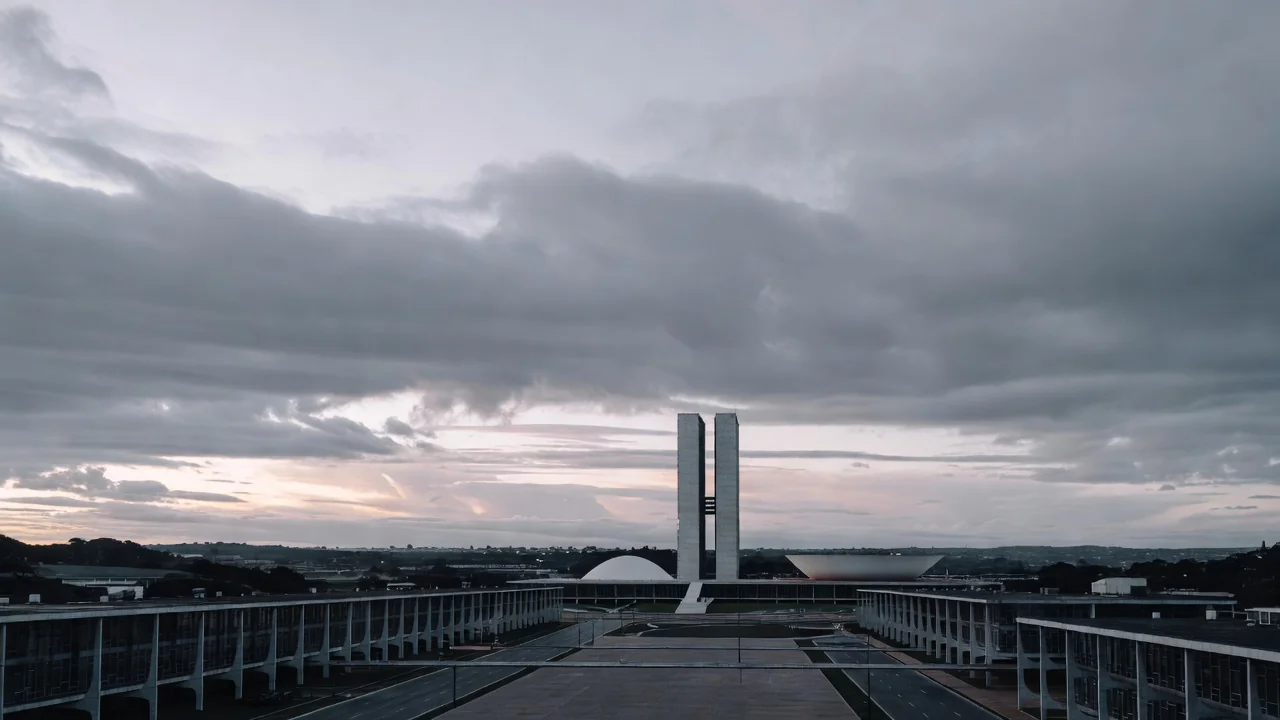Arquitetura modernista do Plano Piloto de Brasília ao amanhecer