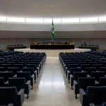 Fachada da Câmara Legislativa do DF em Brasília sob céu nublado, simbolizando crise na Justiça