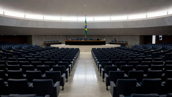 Fachada da Câmara Legislativa do DF em Brasília sob céu nublado, simbolizando crise na Justiça