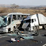 Acidente entre ônibus Real Expresso e caminhão de areia em Luziânia