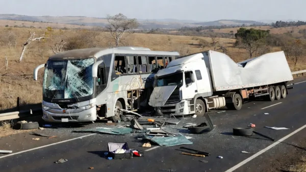 Acidente entre ônibus Real Expresso e caminhão de areia em Luziânia