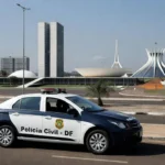 Viatura da Polícia Civil do DF em rua deserta de Brasília