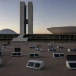 Seção eleitoral no Distrito Federal com urna eletrônica e arquitetura de Brasília