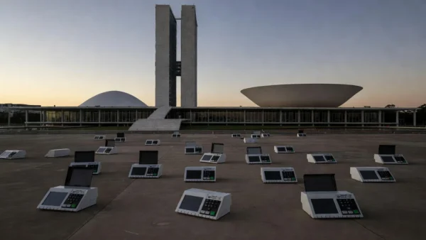 Seção eleitoral no Distrito Federal com urna eletrônica e arquitetura de Brasília