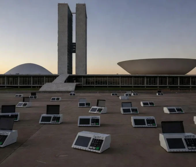 Seção eleitoral no Distrito Federal com urna eletrônica e arquitetura de Brasília