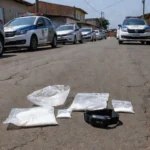 Rua em Ceilândia com viatura policial e pacote de cocaína descartado