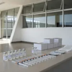 Campanha de multivacinação da Secretaria de Saúde do DF com frascos de vacinas