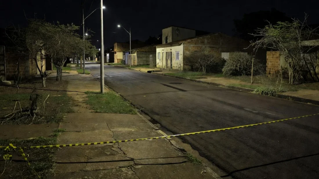 Rua em Ceilândia com fita de isolamento policial após tentativa de homicídio