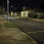 Rua em Ceilândia com fita de isolamento policial após tentativa de homicídio