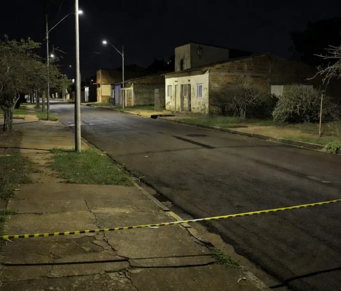 Rua em Ceilândia com fita de isolamento policial após tentativa de homicídio