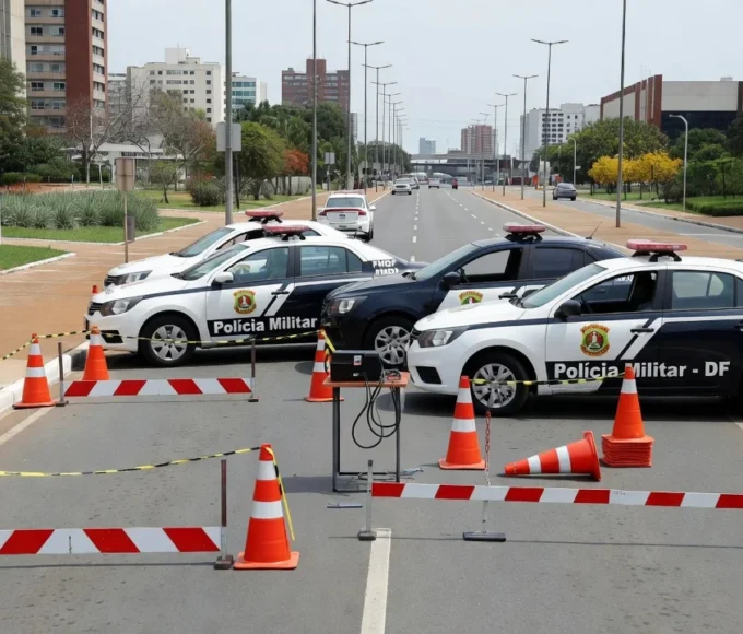 Blitz policial da PM do Distrito Federal em rodovia de Brasília