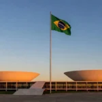 Urna eletrônica em seção eleitoral no Distrito Federal para eleições de 2026