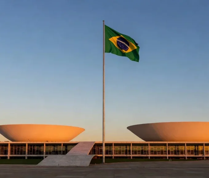 Urna eletrônica em seção eleitoral no Distrito Federal para eleições de 2026